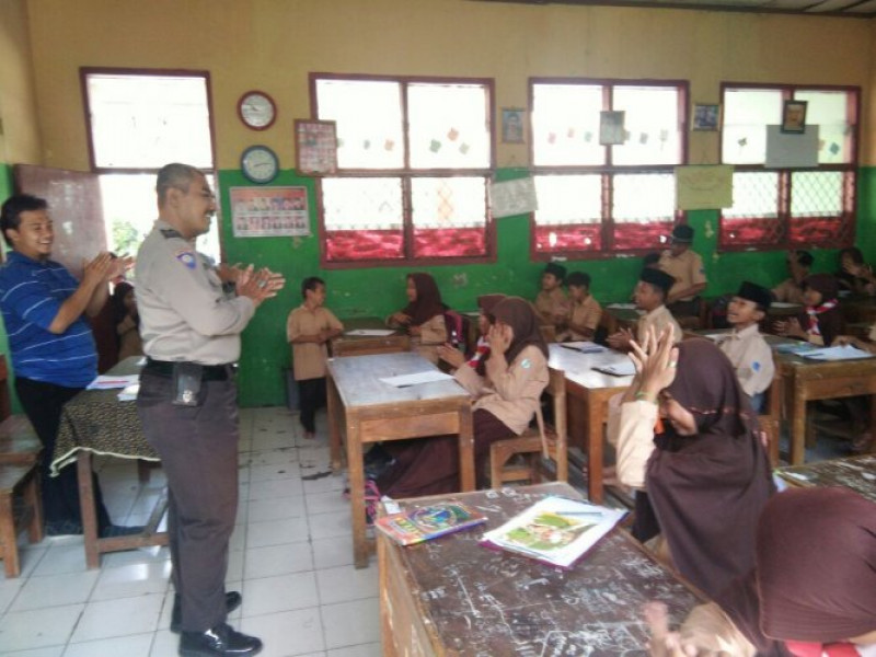IMG-bhabinkamtibmas-kelurahan-belendung-sambangi-sekolah-tarbiyah-islamiyah
