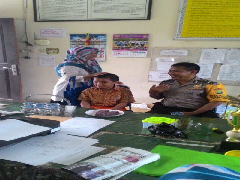 IMG-aiptu-cecep-jalin-komunikasi-dengan-guru-sd-negeri-periuk-jaya-permai