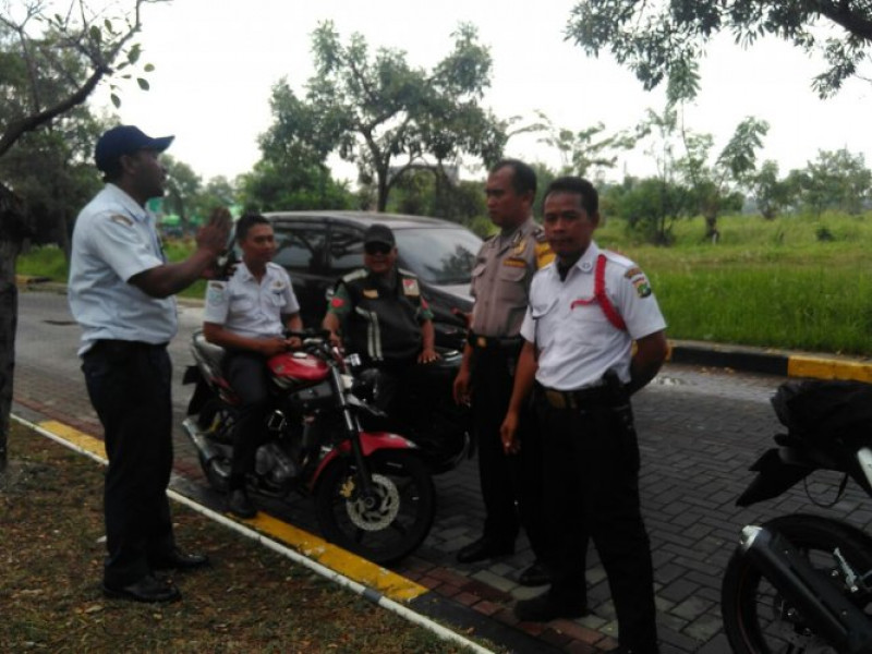 IMG-bhabinkamtibmas-bersama-babinsa-kel-gebang-raya-sambangi-perumahan-grand-duta-residence