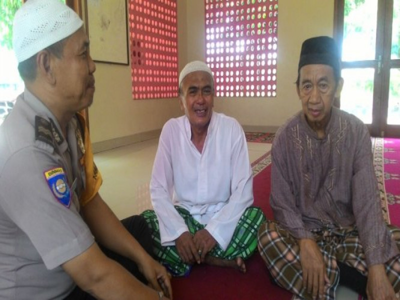 IMG-bhabinkamtibmas-periuk-jaya-gandeng-ketua-dkm-nurul-falah-cegah-bahaya-radikalisme