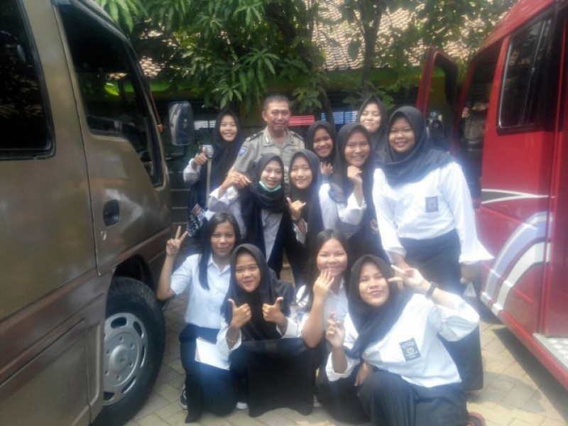 IMG-bhabinkamtibmas-selapajang-jaya-polsek-neglasari-himbau-siswi-ma