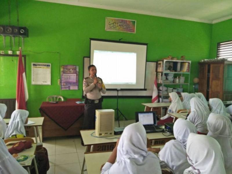 IMG-bhabinkamtibmas-polsek-sepatan-brigadir-sidik-amarullah-pembinaan-dan-penyuluhan-kenakalan-remaja-dan-narkoba