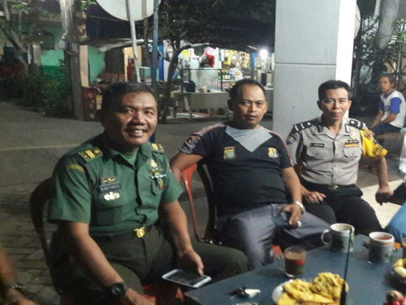 IMG-bersama-babinsa-bhabinkamtibmas-polsek-jatiuwung-kumpul-bareng-pokdarkamtibmas-di-posko-taman-kota