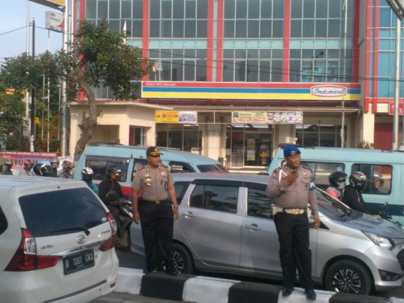 IMG-pelayanan-prima-pagi-hari-kapolsek-jatiuwung-bersama-anggotanya-gatur-lalin-di-jl-gatot-subroto