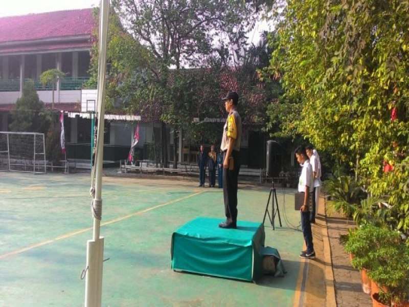 IMG-aiptu-cecep-berikan-motivasi-kepada-siswa-saat-menjadi-pembina-upacara-di-mardrasah-aliyah-nurul-falah