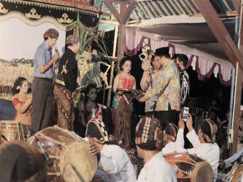 IMG-warga-bugel-gelar-wayangan-wali-kota-serukan-indahnya-keragaman