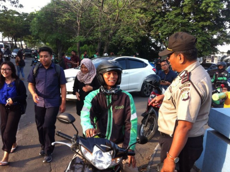 IMG-panit-binmas-himbau-ojol-saling-menghargai-dengan-opang