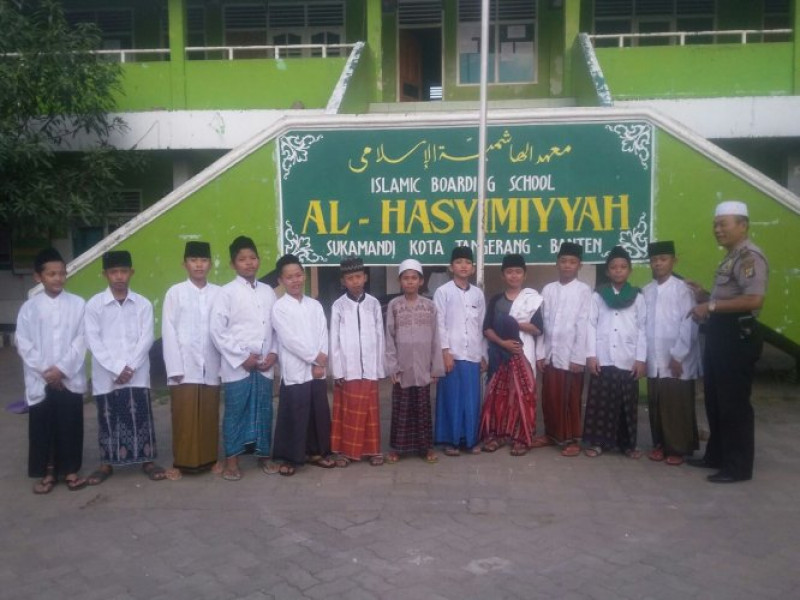 IMG-kanit-binmas-shalat-shubuh-berjamaah-dengan-para-santri-ponpes-al-hasyimiyyah