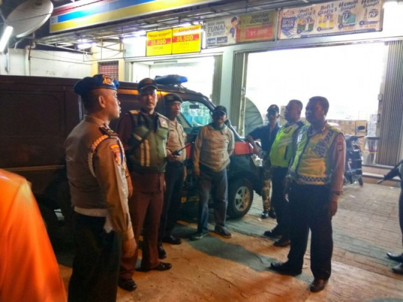 IMG-antisipasi-kejahatan-di-malam-hari-jajaran-polsek-jatiuwung-laksanakan-patroli