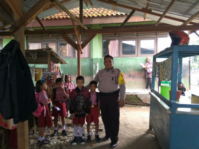 IMG-bhabinkamtibmas-polsek-sepatan-aipda-toni-susilo-berkunjung-dan-himbau-siswa-siswi-pelajar-sdn-1