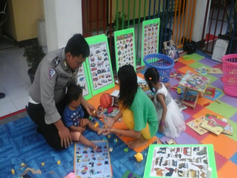 IMG-inilah-cara-anggota-lantas-polsek-sepatan-brigadir-dedi-kurniawan-menjalin-tali-kasih-dengan-anak-anak-paud