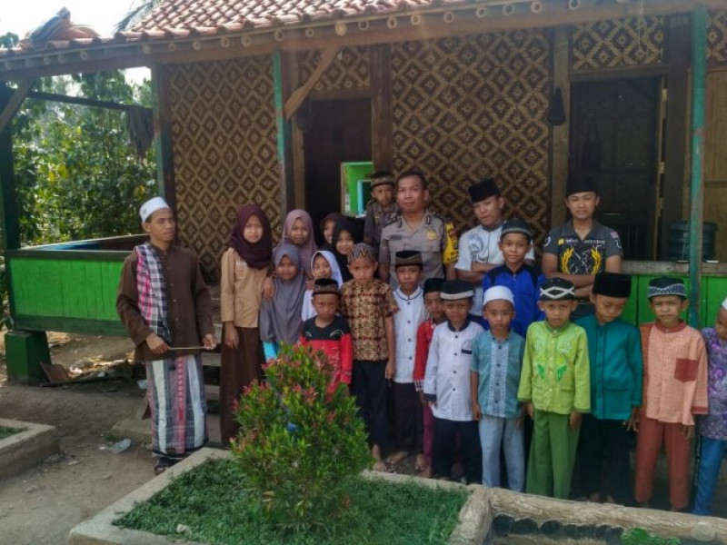IMG-polsantren-bripka-bahtiar-babinkamtibmas-desa-kiarapayung-pesantren-al-fikriyah
