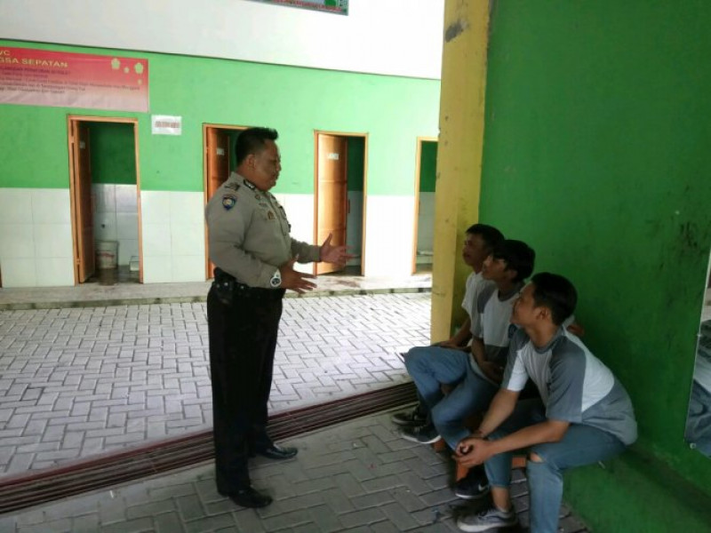 IMG-bhabinkamtibmas-polsek-sepatan-aipda-toni-susilo-melaksanakan-program-polkiss