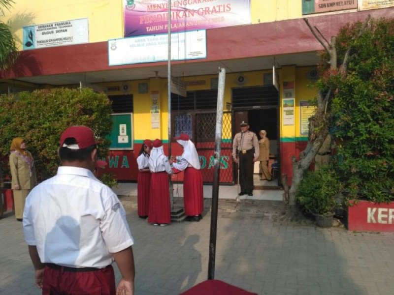 IMG-waka-polsek-teluknaga-menjadi-pembina-upacara-di-sdn-1-kampung-melayu