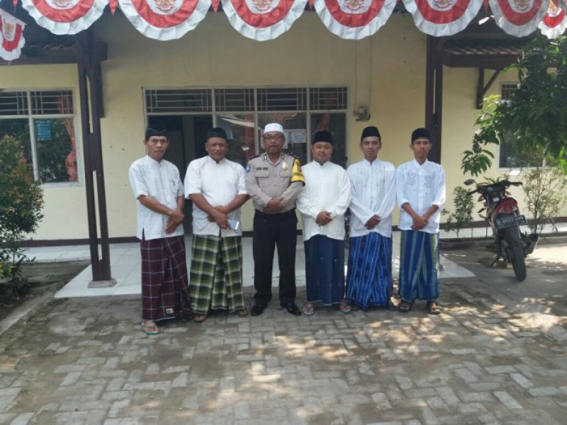 IMG-bhabinkamtibmas-polsek-sepatan-aiptu-d-syaiful-anwar-meriahkan-hari-besar-santri-bersama-tiga-pilar