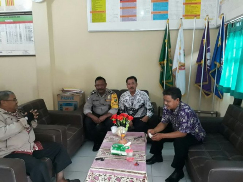 IMG-sambangi-guru-bhankamtibmas-kosambi-timur-pesan-agar-siswi-tidak-pakai-perhiasan