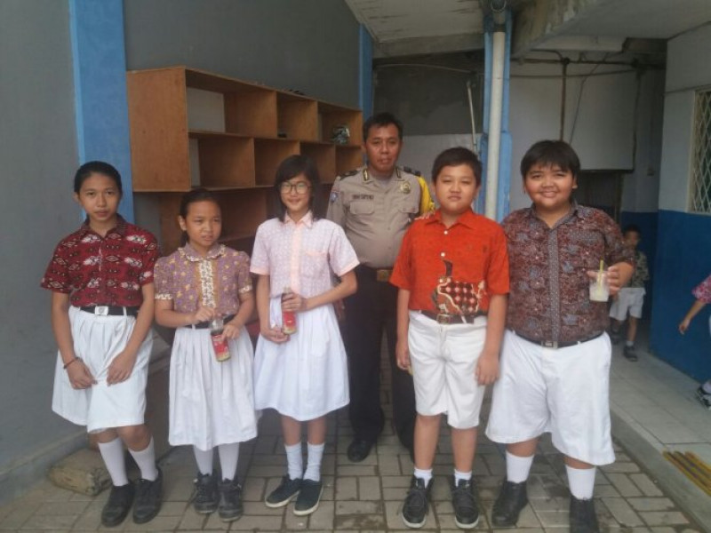 IMG-sambangi-sekolah-sd-bhetel-aiptu-endah-jalin-keakraban-dengan-pelajar