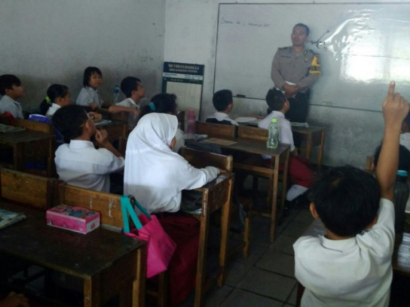 IMG-polkiss-bripka-a-basir-berikan-pengetahuan-rambu-lalu-lintas-kepada-pelajar