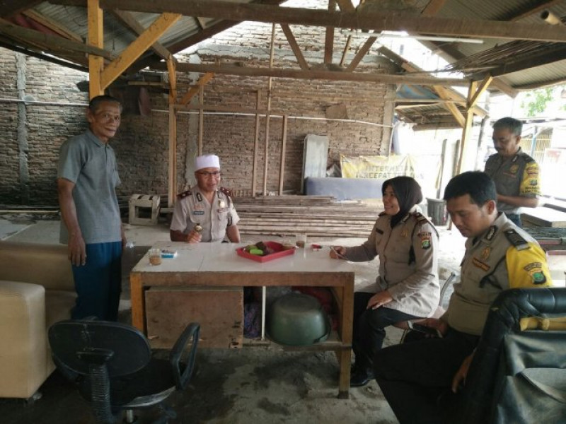 IMG-kapolsek-benda-silaturahmi-berkunjung-ke-rumah-tokoh-masyarakat-kelurahan-jurumudi