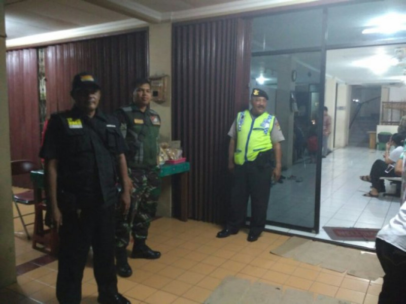 IMG-kapolsubsektor-palem-semi-bersama-babinsa-melakukan-pengamanan-di-gereja-gmahk