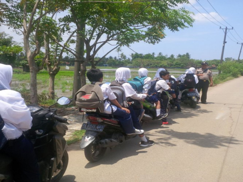 IMG-polkis-bhabinkamtibmas-aiptu-endang-menyambangi-pelajar-smp-yang-sedang-konvoi