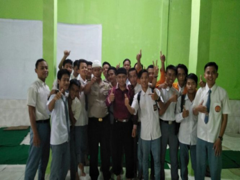 IMG-bhabinkamtibmas-polsek-sepatan-mengingat-siswa-siswi-agar-tidak-nongkrong-pada-saat-saat-jam-belajar