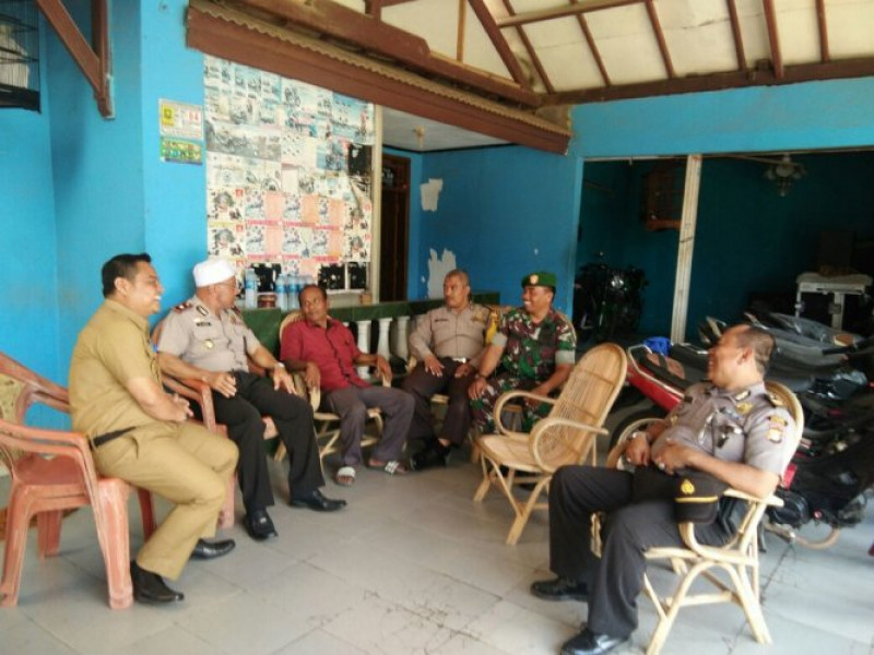 IMG-kapolsek-benda-beserta-wakapolsek-silaturahmi-dengan-tokoh-masyarakat-yang-juga-merupakan-ketua-rw-08-kelurahan-belendung