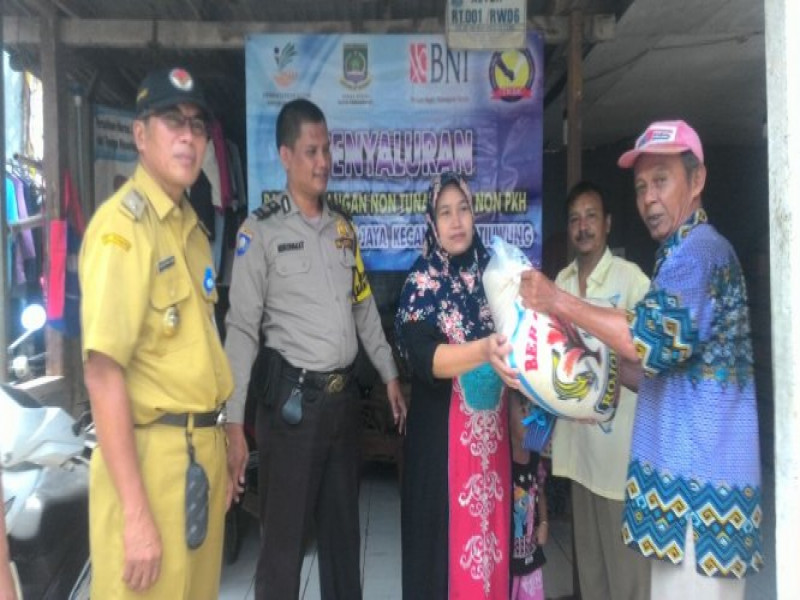 IMG-binmas-aiptu-nurohmat-bersama-unsur-3-pilar-kelurahan-pasir-jaya-pantau-pendistribusian-rasta