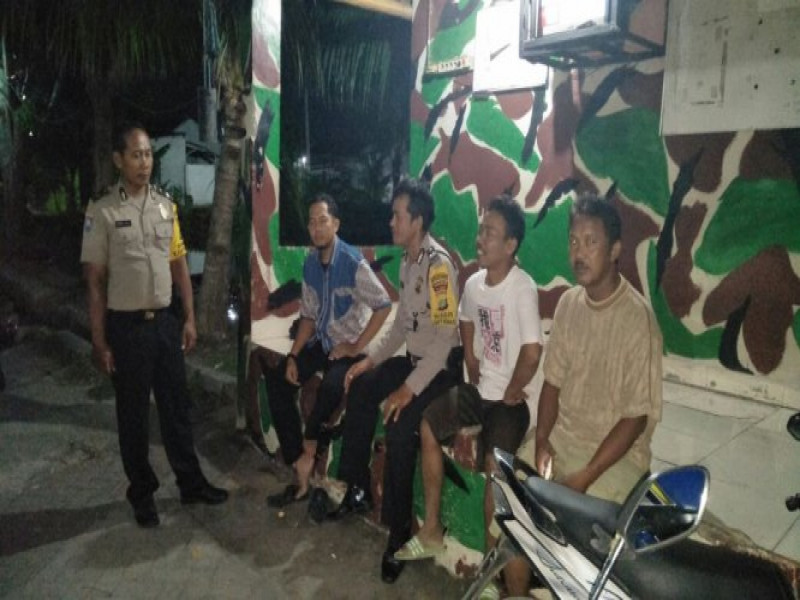 IMG-bhabinkamtibmas-polsek-sepatan-patroli-dialogis-ke-pos-ronda-perumahan