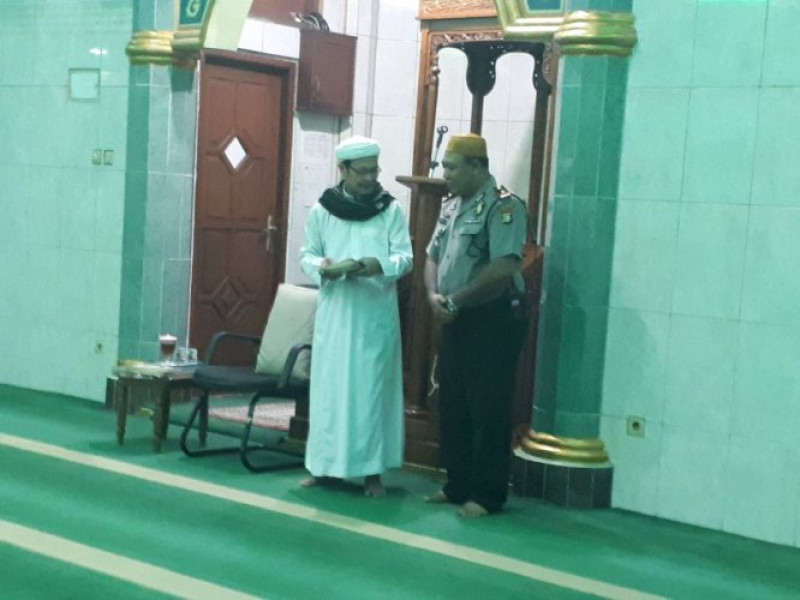 IMG-kapolsek-neglasari-shalat-berjamaah-dan-mengaji-bersama-warga-di-masjid-al-ikhlas-perum-ap-2