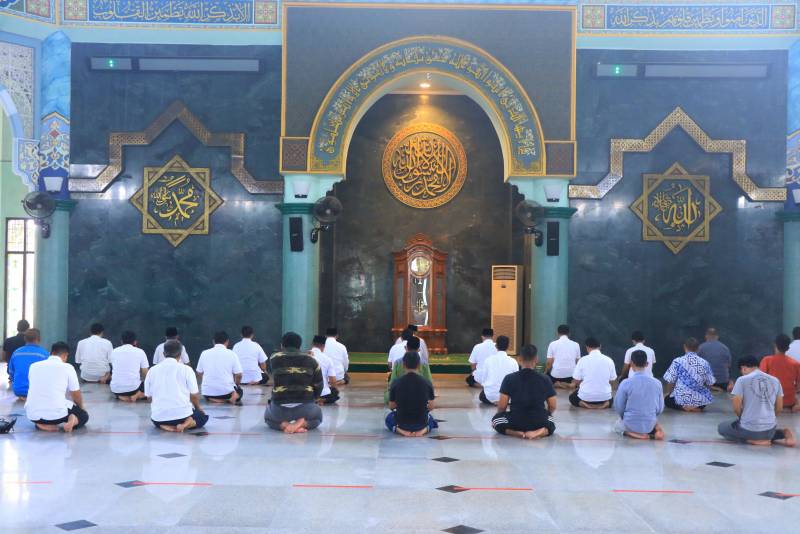 IMG-resmi-dibuka-masjid-raya-al-azhom-kembali-gelar-salat-jumat