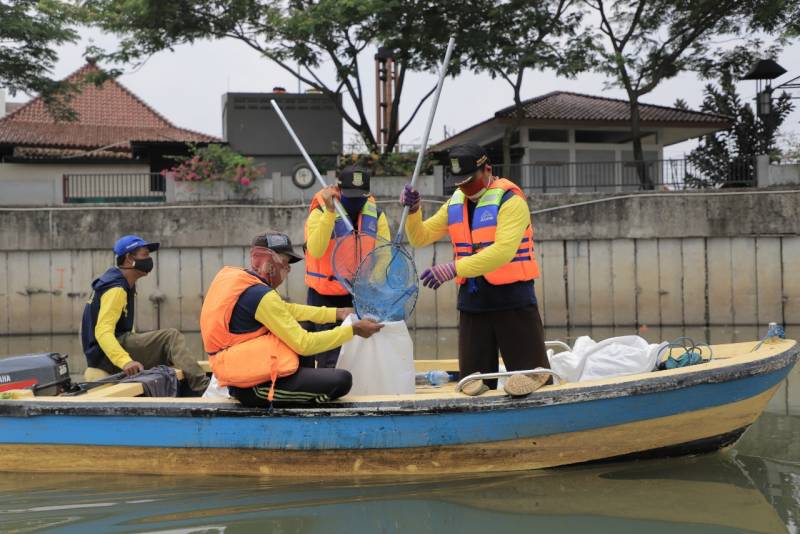 IMG-rutinitas-pemkot-bersihkan-sampah-sungai-cisadane