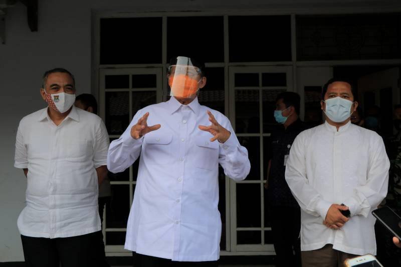 IMG-gubernur-bersama-wali-kota-dan-bupati-bahas-penerapan-psbb