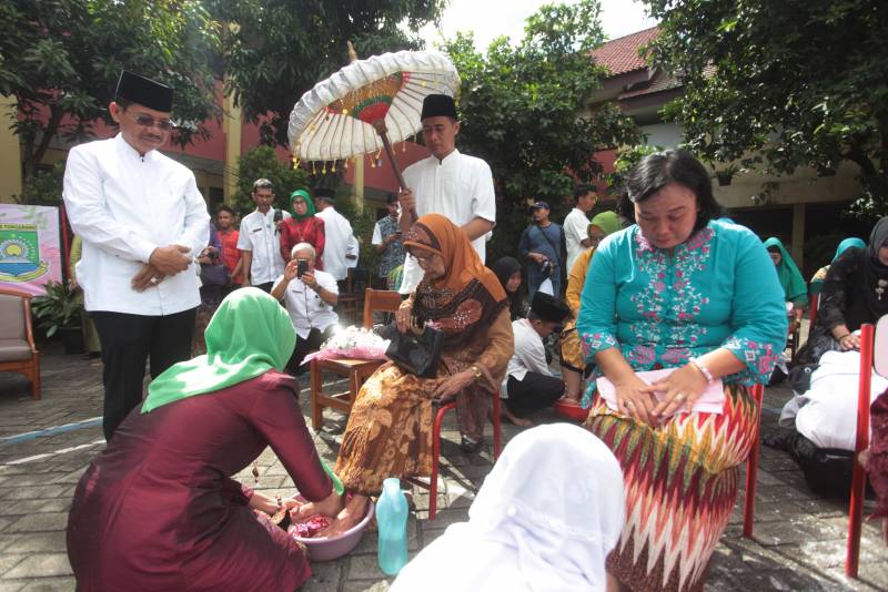 IMG-penuh-haru-wakil-saksikan-murid-sd-basuh-kaki-ibu