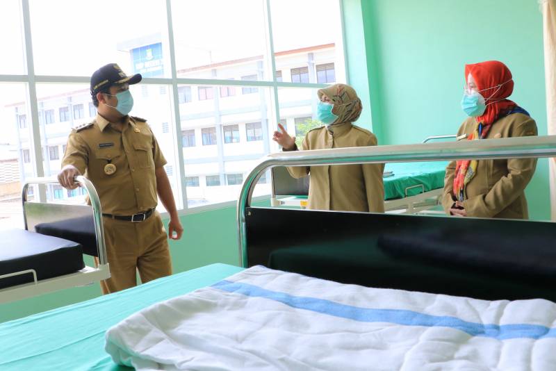 IMG-arief-cek-kesiapan-puskesmas-jurumudi-baru-sebagai-ruang-isolasi-covid19