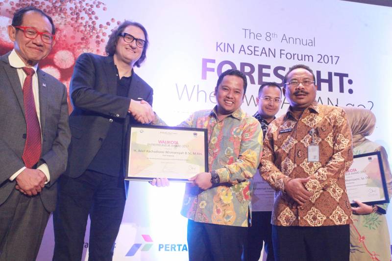 IMG-wali-kota-terima-penghargaan-enterpreuner-award-2017