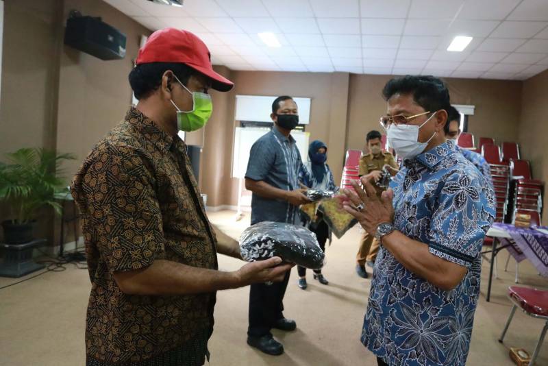 IMG-pemkot-bagikan-masker-di-tiap-rw-ini-pesan-sachrudin