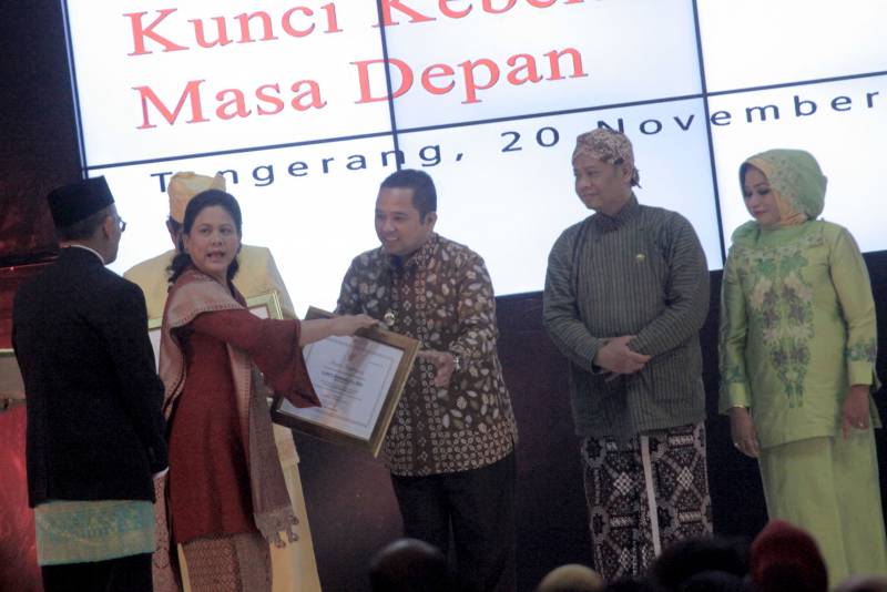 IMG-peduli-paud-bapak-dan-ibu-wali-kota-tangerang-dianugerahi-penghargaan-oleh-ibu-negara