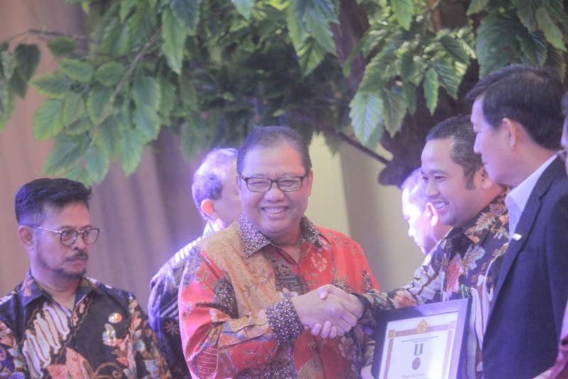 IMG-dianggap-majukan-koperasi-dan-ukm-kota-tangerang-wali-kota-raih-penghargaan