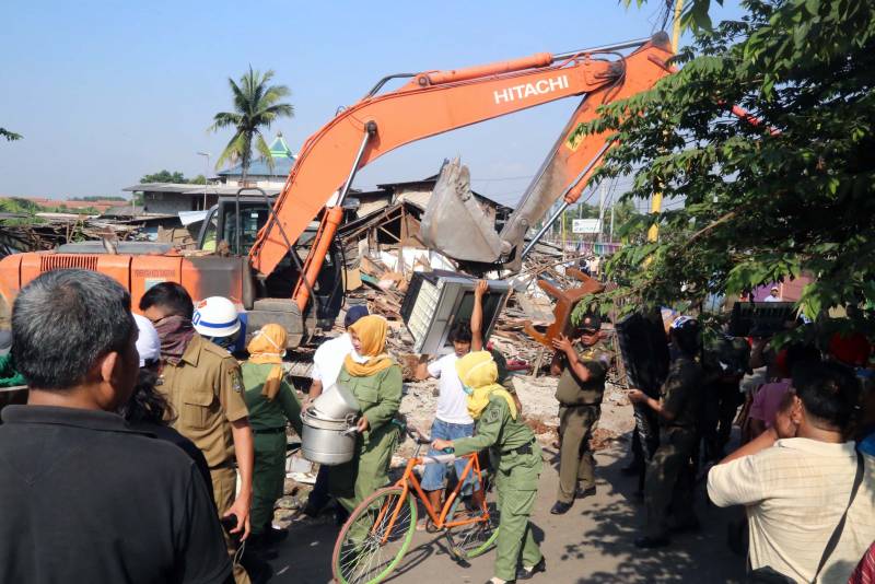 IMG-penertiban-360-bangunan-liar-berlangsung-kondusif