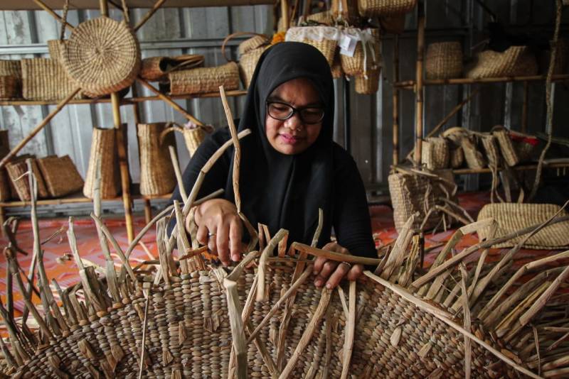 IMG-pengrajin-eceng-gondok-pinang-dapat-order-untuk-pasar-eropa