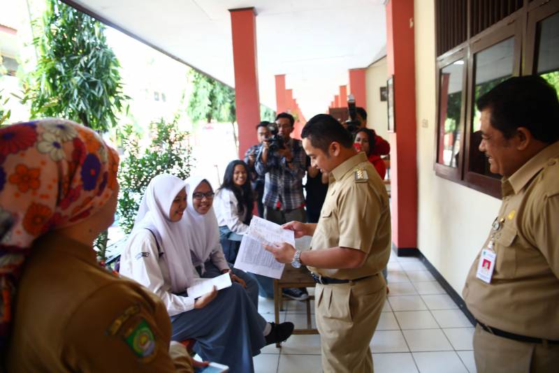 IMG-wali-kota-tangerang-meninjau-lokasi-pelaksanaan-ujian-nasional