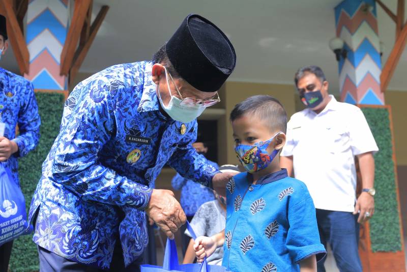 IMG-hut-korpri-pemkot-bagikan-3-000-paket-sembako-untuk-masyarakat