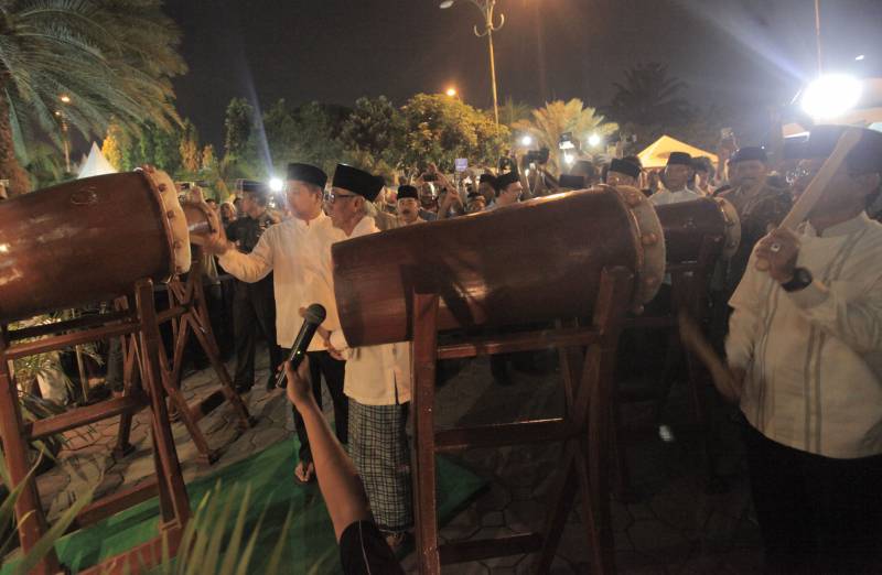 IMG-wali-kota-ajak-warga-ikut-jalan-sarungan-hadiahnya-naik-haji-gratis