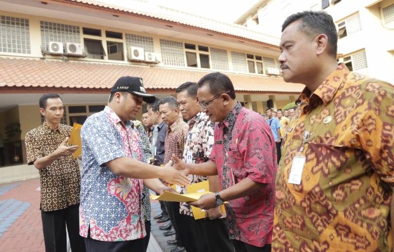 IMG-wali-kota-serahkan-104-unit-dumptruk-dan-104-unit-bentor-kepada-kelurahan-se-kota-tangerang