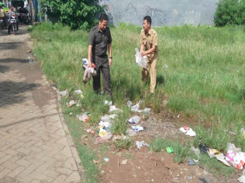 IMG-begini-saat-wali-kota-pungutin-sampah-di-periuk