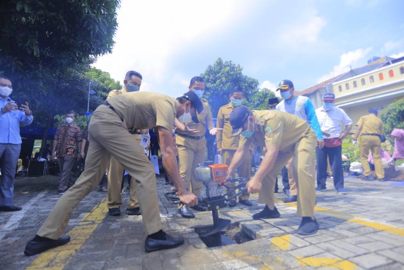 IMG-pemkot-tangerang-salurkan-bantuan-stimulan-proklim