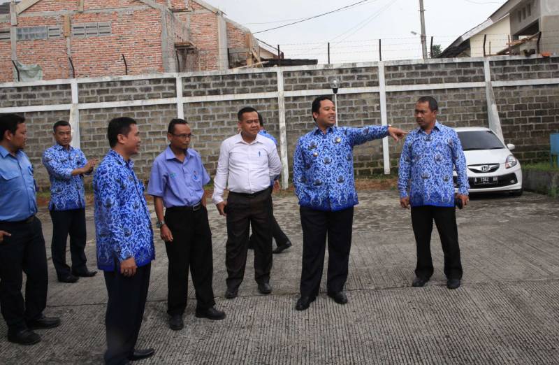 IMG-saat-wali-kota-sidak-kantor-pelayanan-pdam