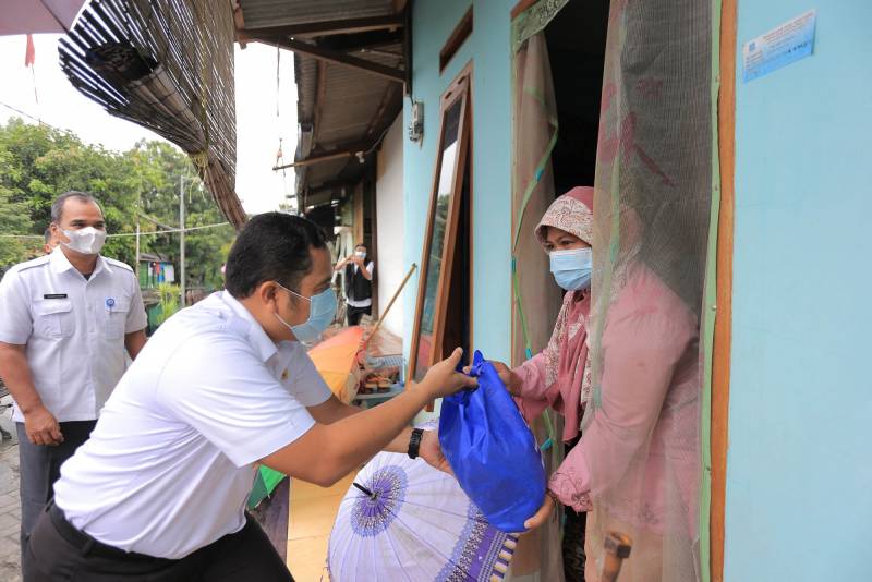 IMG-tangerang-bersedekah-pemkot-bagikan-6-425-paket-sembako
