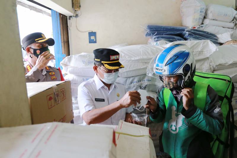 IMG-sambut-hut-kota-pemkot-lakukan-kegiatan-berbagi-masker